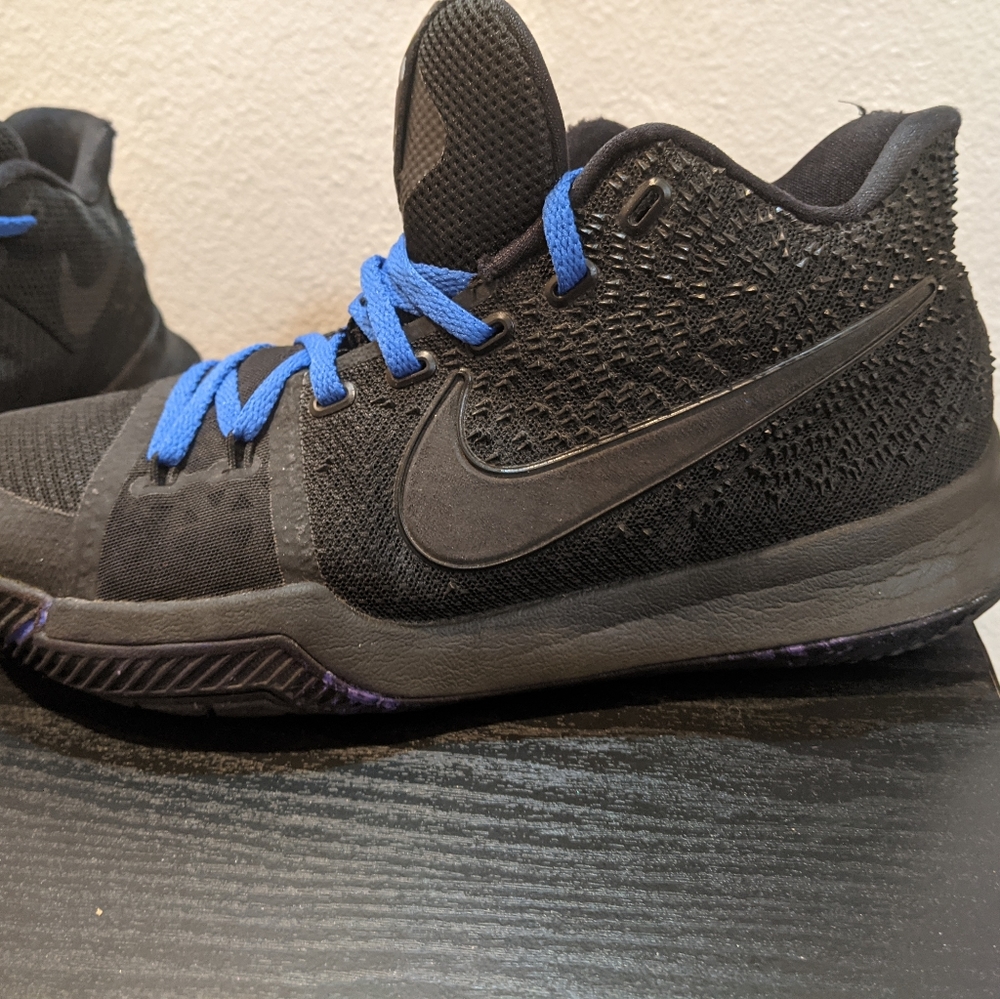 Kyrie 3 Triple Black 8.5 Mens